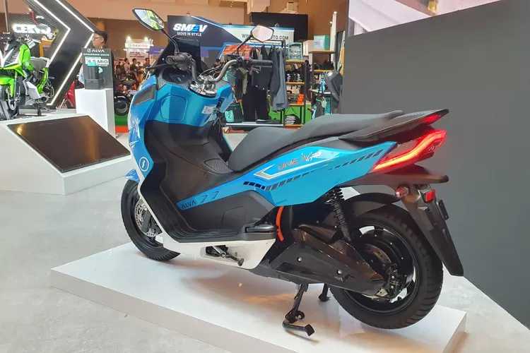 Tampak samping motor listrik Alva One XP (Farhan/Hops.id)