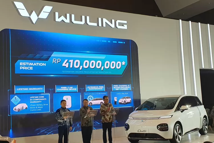 Harga Wuling Cloud EV dirilis saat pameran PEVS 2024 (Farhan/Hops.id)