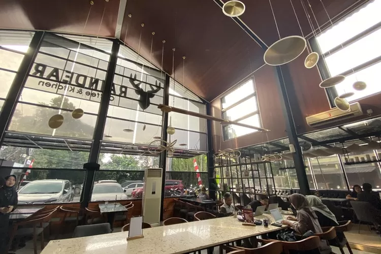 Suasana Raindear Coffee and Kitchen Bogor (Hops.ID/Shafa Haudy)