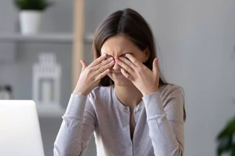Pandangan mata kabur dan mengucek mata bisa jadi pertanda mata minus (Pixabay)
