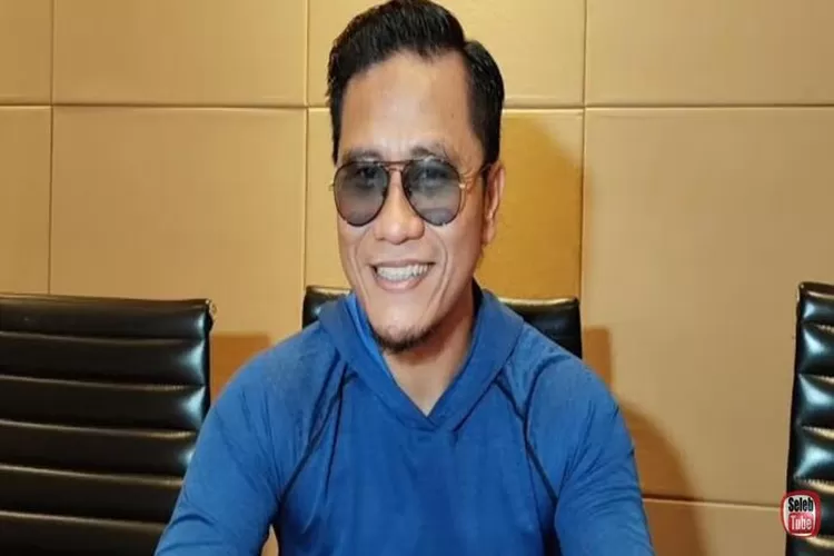 Gus Miftah klarifikasi video viral yang tampak kasar dengan istri. Cek kebenarannya dan makna di balik guyonan mereka! (Tangkapan layar Youtube SelebTubeTV / HukamaNews.com)