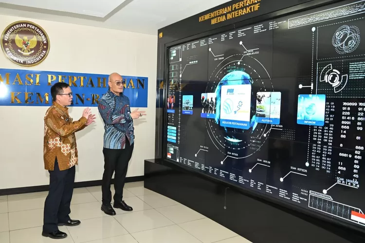 Saat Rakor bersama Deddy Corbuzier, layar interaktif Kemhan viral karena diduga pakai template Shutterstock. (X @Kemhan_RI)