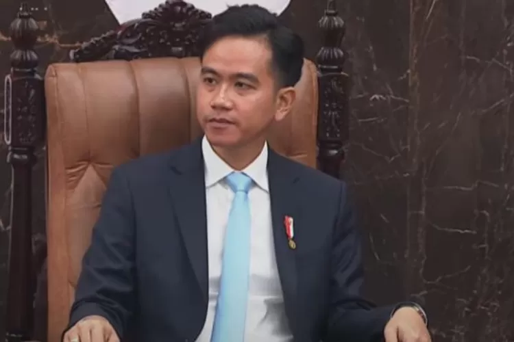 Pegiat Medsos, Jhon Sitorus, mengkritik penampilan Wakil Presiden Gibran Rakabuming Raka yang disebut mirip Bung Hatta. (Tangkapan layar youtube TVR Parlemen)