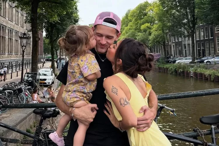 Momen Justin Hubner memeluk Kamari dan Jennifer sambil menerima kecupan manis di pipinya (Instagram.com @justinhubner5)  (Instagram.com @justinhubner5)