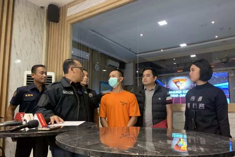 Kapolres Metro Jakarta Utara Kombes Pol Gidion Arif Setyawan menghadirkan pelaku pembunuhan taruna STIP Marunda, Jakarta Utara, berinisial TRS dalam jumpa pers di Jakarta, Sabtu (4/5/2024). (ANTARA/Mario Sofia Nasution)