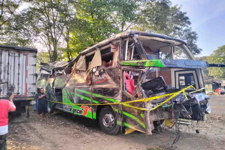 Kondisi bus pariwisata Trans Putera Fajar&nbsp;yang membawa rombongan SMK Lingga Kencana Depok, setelah mengalamai kecelakaan di Ciater, Subang, Jawa Barat pada Sabtu (11/5) petang, di Subang, Jawa Barat, Minggu (12/5/2024). (ANTARA/HO-Humas Kemenhub)