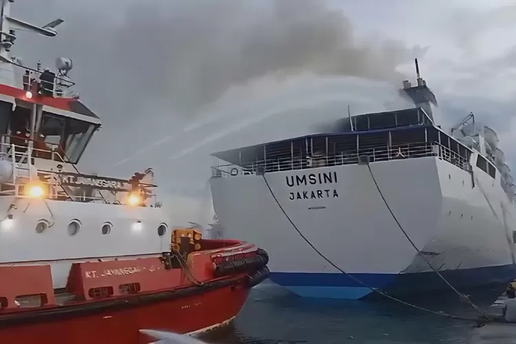 Tangkapan Layar - Kapal Tunda (KT) Jayanegara 201 menyemprotkan air membantu pemadaman saat KM Umsini milik PT Pelni terbakar di Pelabuhan Makassar, eks Soekarno Hatta Makassar, Sulawesi Selatan, Minggu (9/6/2024). (ANTARA)