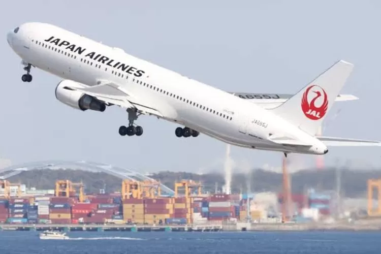 Jepang menawarkan kejutan menarik bagi turis asing! Japan Airlines memberikan kesempatan untuk terbang gratis antar kota, ingin tahu cara mendapatkan penerbangan gratis ini? Simak informasi lengkapnya di sini!. (Foto/JAL)