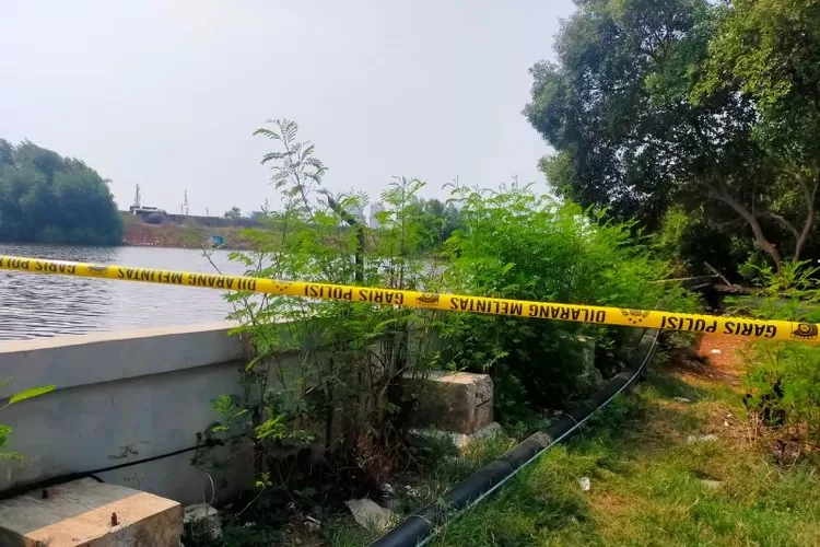 Arsip foto - Garis polisi terpasang di lokasi penemuan mayat perempuan tanpa kepala di Pelabuhan Muara Baru, Jakarta Utara, pada Selasa (29/10/2024). (Polisi)