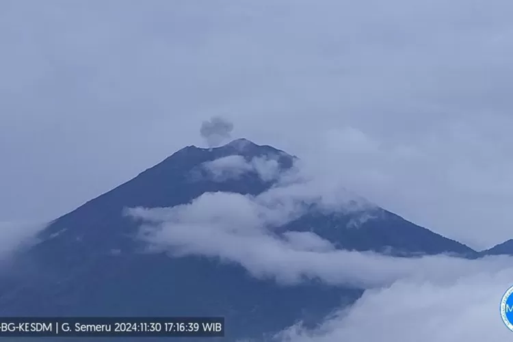Gunung Semeru saat kembali erupsi pada Sabtu (30/11/2024) sore. (PVMBG)