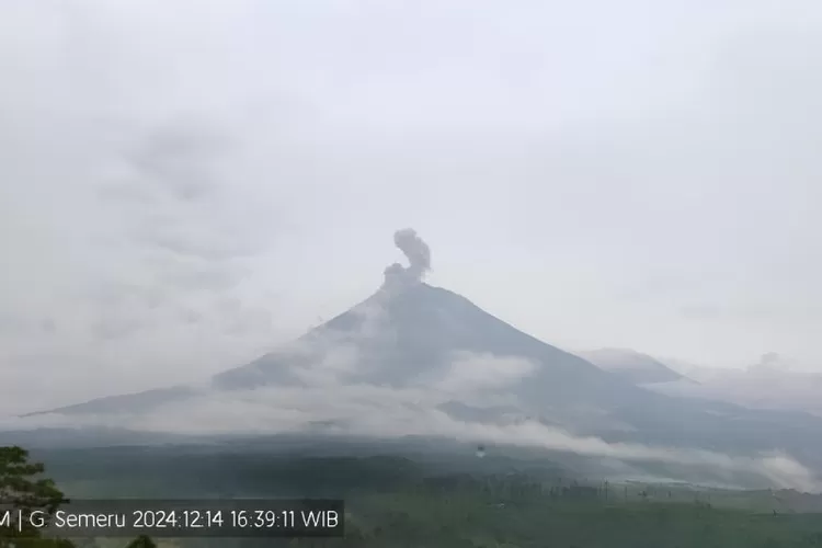 Gunung Semeru Kembali Erupsi Dengan Letusan Capai Meter Di Atas