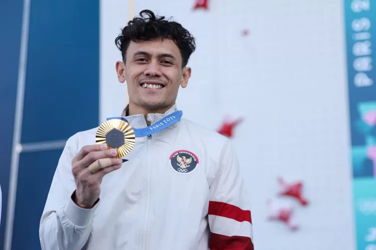 Atlet panjat tebing Indonesia, Veddriq Leonardo, berhasil meraih medali emas pertama untuk Indonesia di Olimpiade Paris 2024, usai mengalahkan atlet asal RRT, Wu Peng, dalam laga final di Le Bourget Climbing Venue, Prancis, pada Kamis, 8 Agustus 2024. (NOC Indonesia)