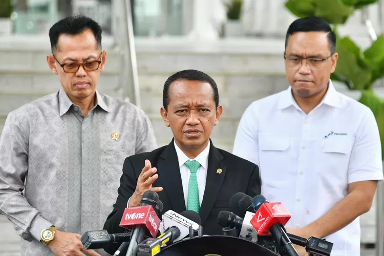 Menteri ESDM Bahlil Lahadalia saat memberikan keterangan pers (Foto: BPMI Setpres/Vico/CoverBothSide.com)