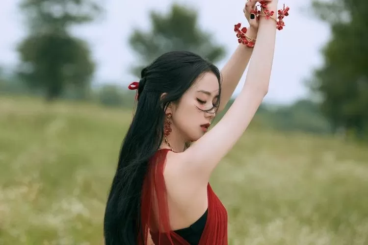 Flowers - Jisoo BLACKPINK  (twitter.com/ygofficialblink)