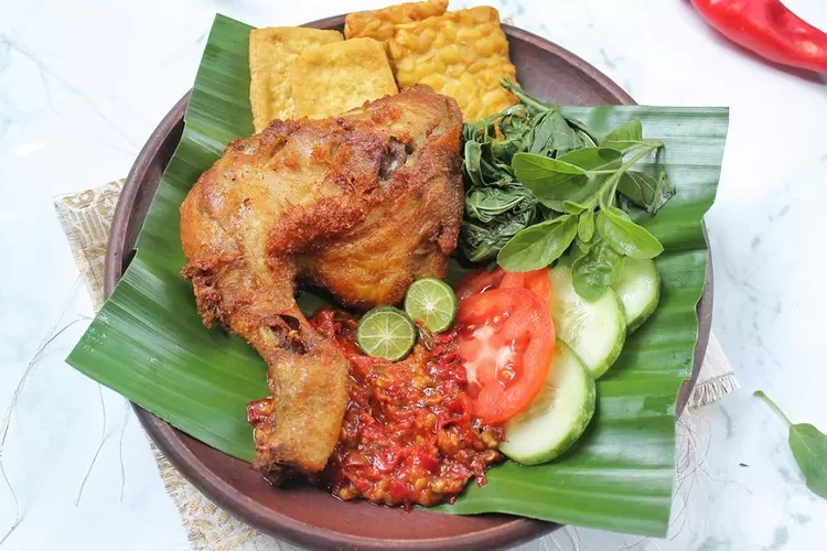 Ayam Penyet Lezatnya Pedas Yang Menggoda Selera Kulinear