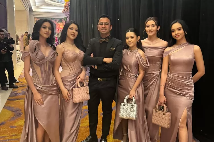 Demi Tepati Janjinya, Raffi Ahmad Terbang Dari Afrika Untuk Menjadi MC