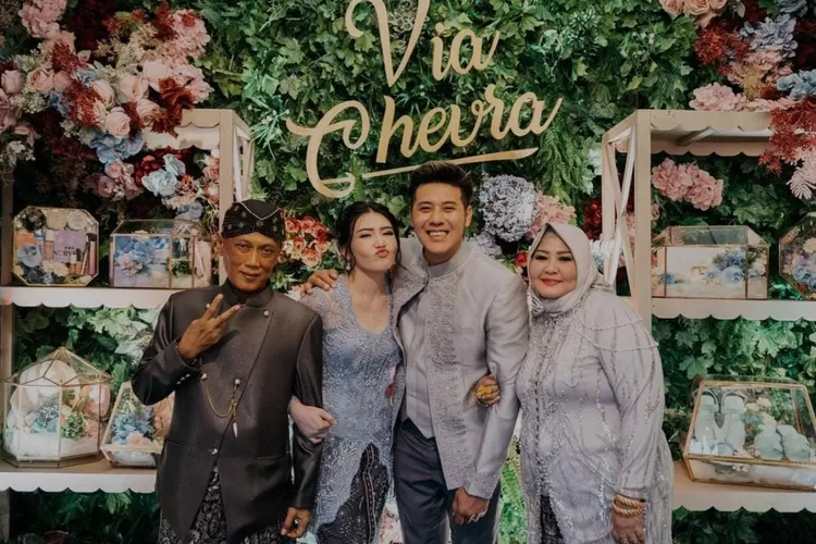 Via vallen bersama sang ayah  (Instagram @viavallen)