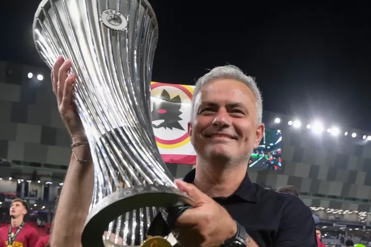 Jose Mourinho menangis usai dipecat AS Roma.  (Twitter/X @OfficialASRoma)