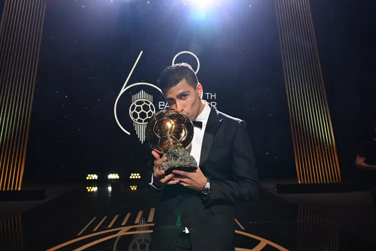 Rodri memenangkan penghargaan Ballon d'Or.  (Twitter @ballondor)