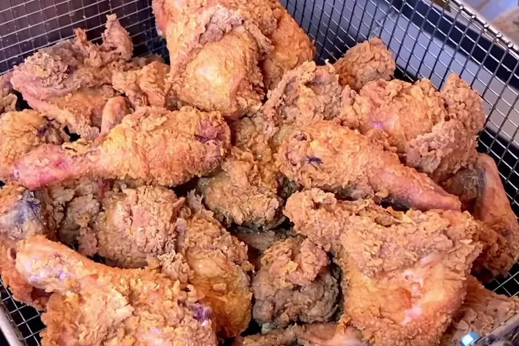 Ilustrasi - Kota apa yang banyak goreng ayamnya? (Instagram.com/aderahmatkuliner)