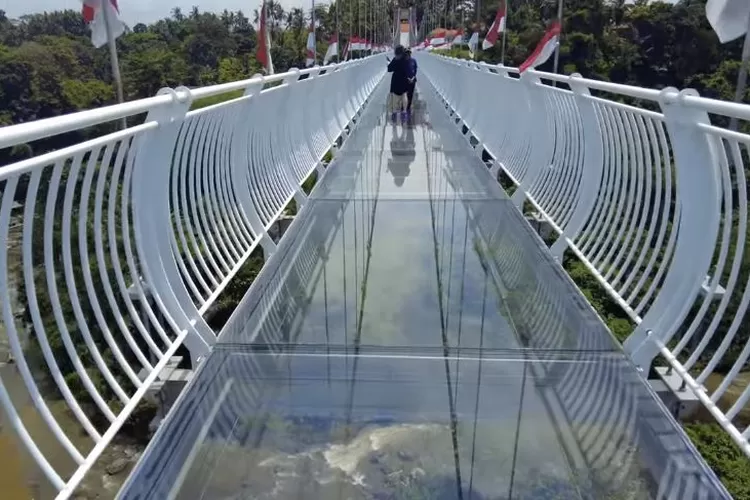 Inilah Jembatan Kaca Terpanjang Di Indonesia, Bisa Nikmati Keindahan ...