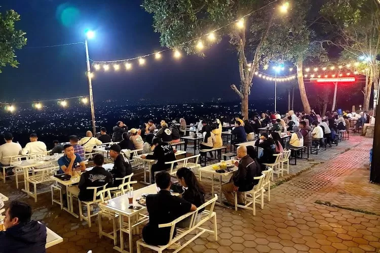 Rekomendasi tempat mgopi di Bandung punya pemandangan alam yang cantik. (Googlemaps/aceprahmat)