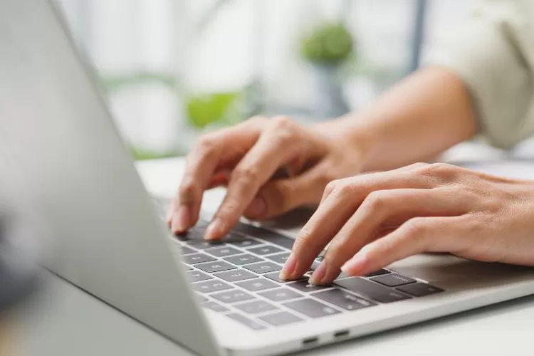 Info lowongan kerja Sales Promotion Girl atau SPG  untuk Area Depok. (Freepik)