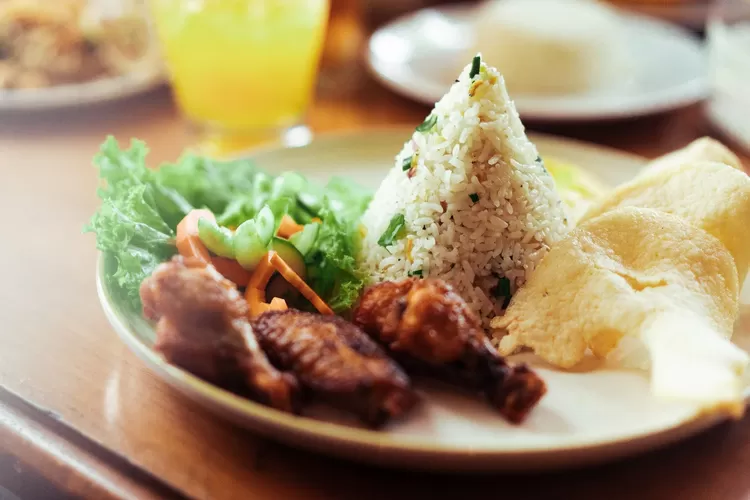 Nasi Uduk dan Sambel Goreng Juara! Prasmanan Aneka Lauk di Depan Makam Pahlawan