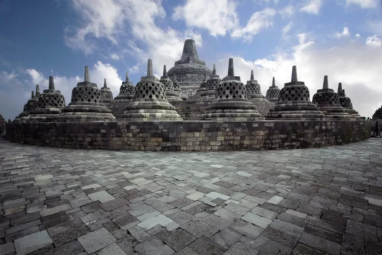 Sejarah Pembangunan Dan Penemuan Kembali Candi Borobudur Monumen Buddha Terbesar Dan Penting