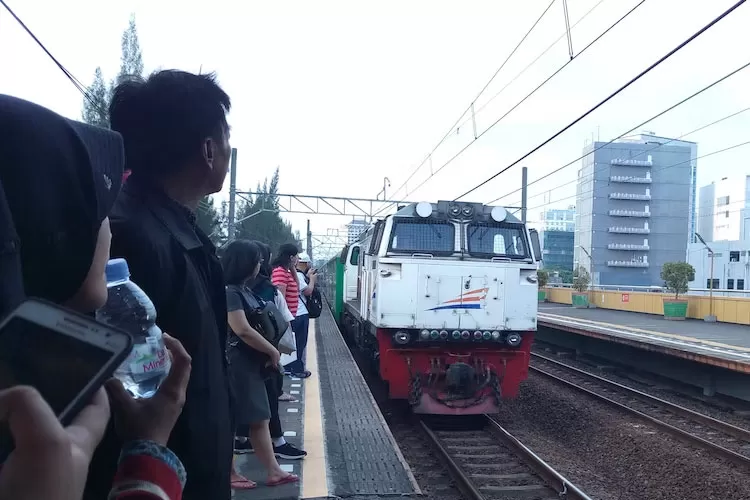 Tebak-tebakan kendaraan apa yang datang dan pergi di stasiun? Bukan kereta api. (Unsplash.com/ Fachry Hadid)