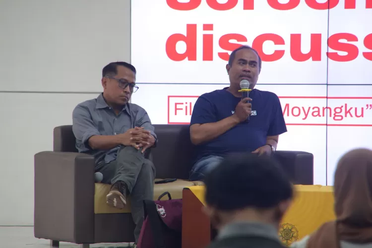 Sutradara "Tanah Moyangku" dalam sesi diskusi film di&nbsp;Fisipol&nbsp;UGM (Watchdoc)
