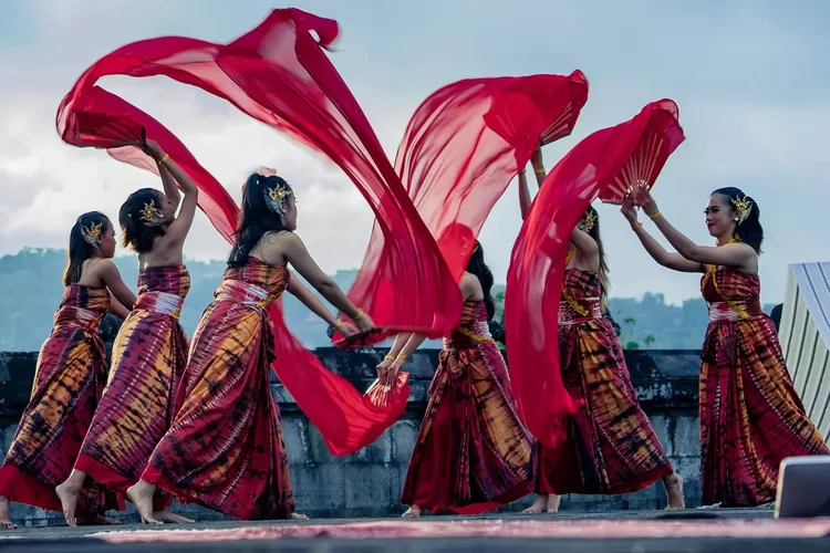 Di Dalam Menari-nari, Keluar Dapat Snack? Tebak-tebakan Lucu Dijamin Humor Tongkrongan Makin Pecah (unsplash.com)