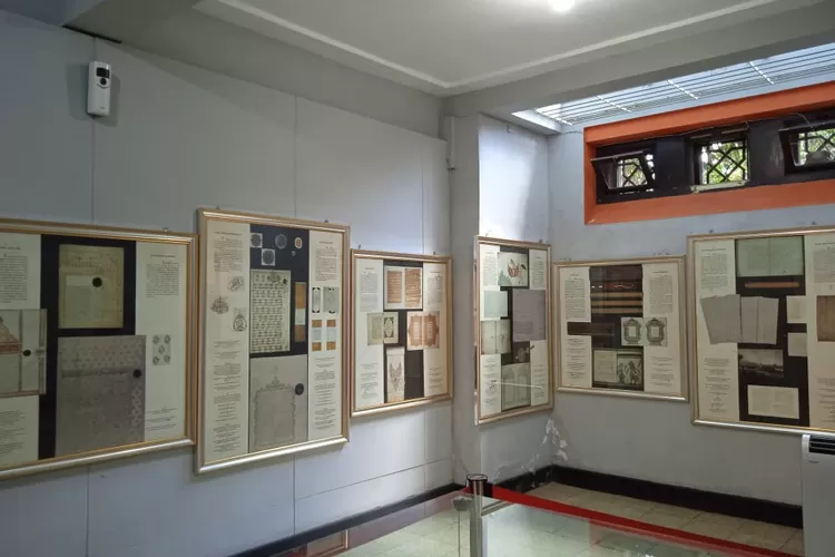 Kumpulan koleksi di Museum Pos Indonesia. (Bandung.go.id)