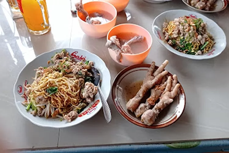 Mie Yamin Pedas Cabe Mercon di Tangerang, Topping Melimpah Harga Murah Meriah