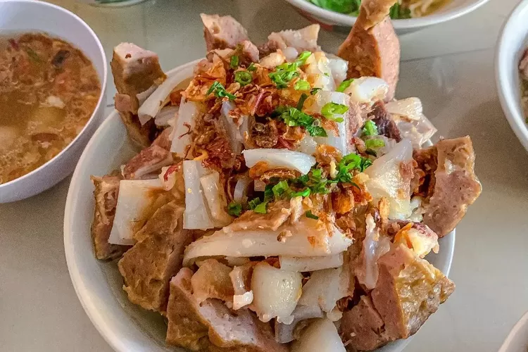 Bakso Bunderan Ciomas, Uniknya Bakso Jengkol Meledak Hanya Ada di Sini!