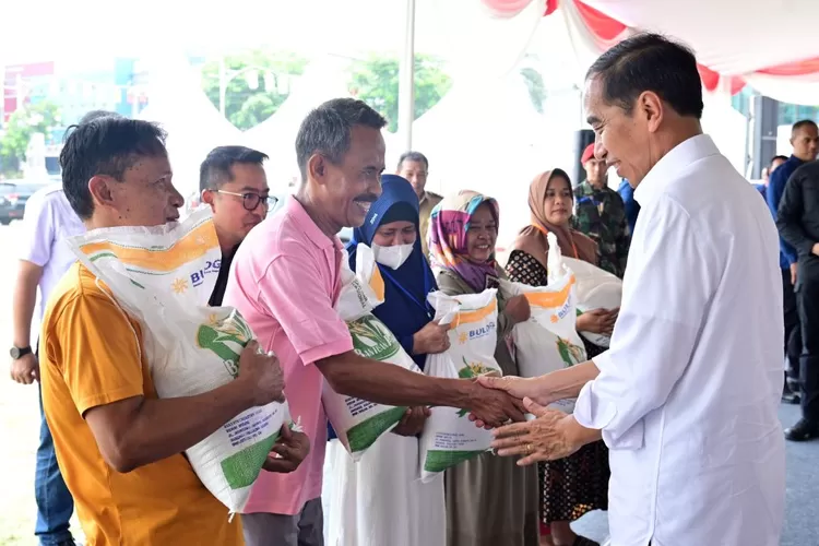 Presiden Jokowi Serahkan Langsung Bantuan Beras CBP 10 Kg dan Sembako di Kabupaten Padang Lawas (setkab.go.id)
