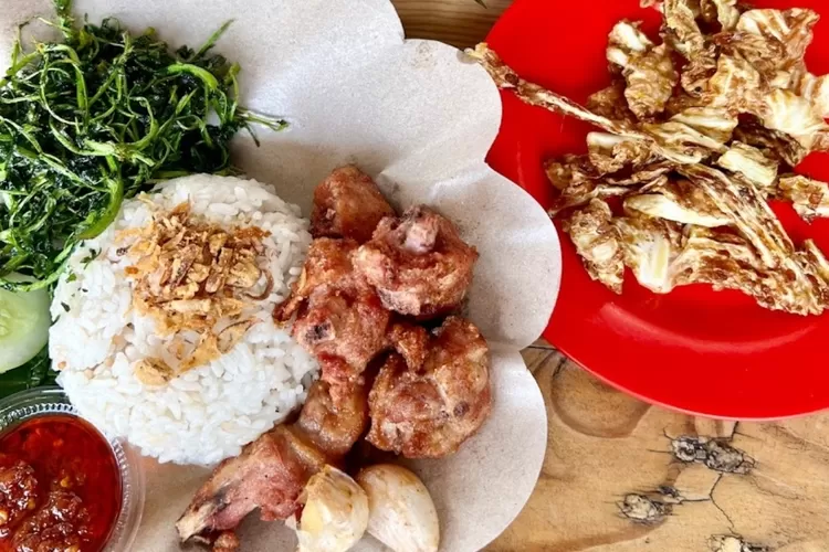 Makan Ayam Goreng Bawang Pakai Rumput, Pertama di Kota Bogor, Ternyata Enak Banget