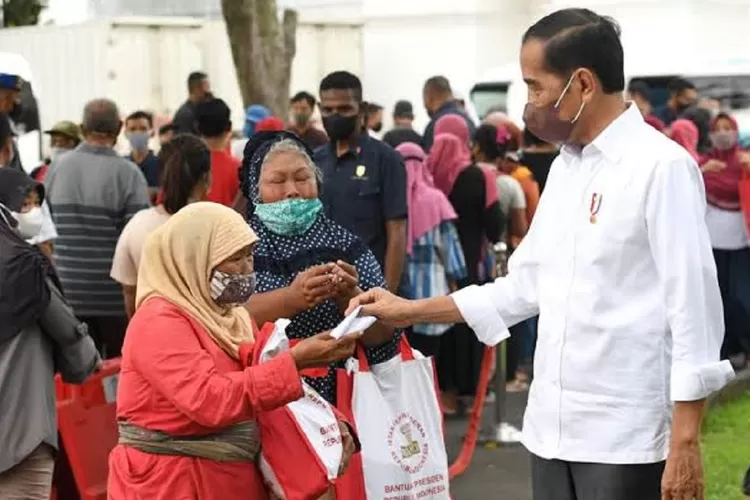 Presiden Jokowi saat membagikan sembako di istana kepresidenan Bogor Jawa Barat . (Kemensos)
