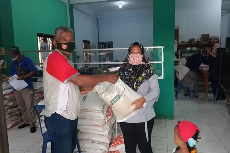 Ilustrasi - Bansos beras 10 kg cair di wilayah Temanggung. (Pemeritah Provinsi Jawa Tengah)
