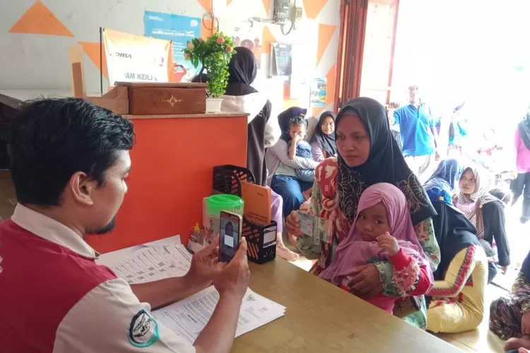 KPM Kategori balita mencairkan BLT PKH tahap 2 di kantor pos (Website Pemkab Sidoharjo)