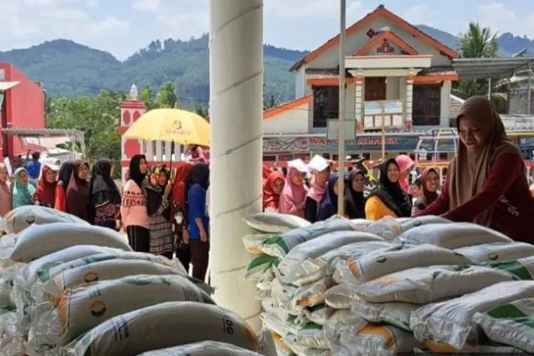 Pencairan bansos beras 10 kilogram akan dilanjut hingga Desember 2024. (Wonogirikab.go.id)
