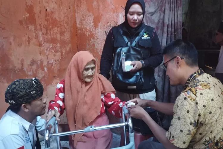 Lansia Sukabumi Menderita Penyakit Katarak Serta Tinggal di Rumah yang Hampir Ambruk, Kemensos Langsung Turun Tangan (kemensos.go.id)