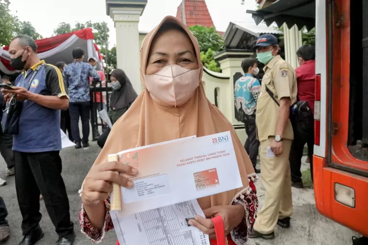 KPM pemegang KKS sebaiknya lakukan ini saat cairkan Bansos Kemensos untuk hindari kecurangan. (kemensos.go.id)