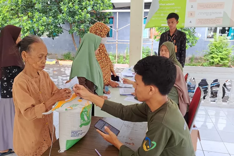 Tak hanya bantuan pangan beras 10 kg, Bansos ini sudah disetujui Presiden Jokowi untuk dilanjutkan penyalurannya hingga akhir tahun 2024. (ppid.jemberkab.go.id)