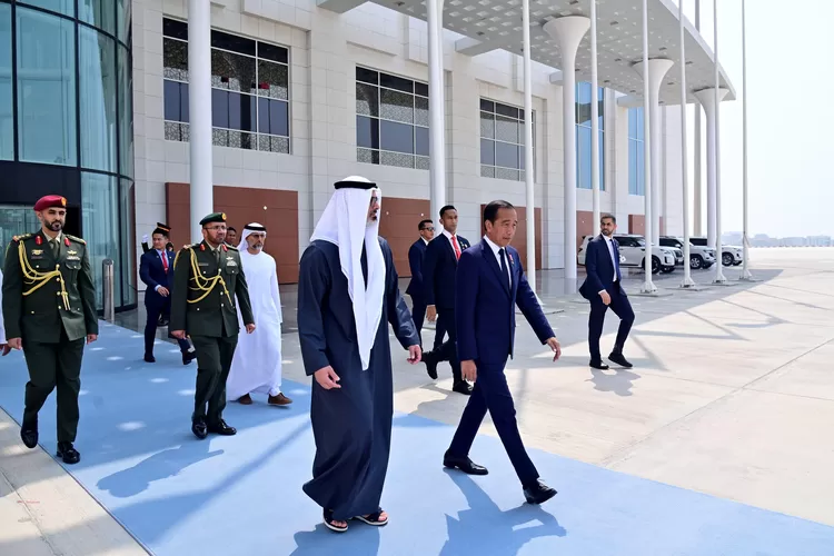 HGU 190 Tahun hingga hasil kunjungan Jokowi ke Dubai tandai lesunya investasi ke IKN, ini kata Rocky Gerung soal penyebabnya. (setneg.go.id)