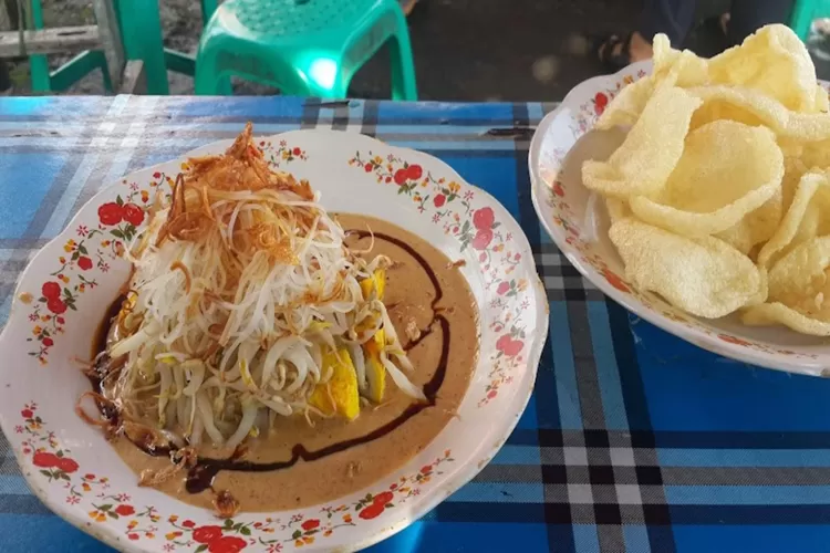 Mencoba Makan Ketoprak PMI, Sajian Kuliner Viral di Bogor, Bumbu Kacangnya Khas Hanya 13 ribuan Saja Loh!