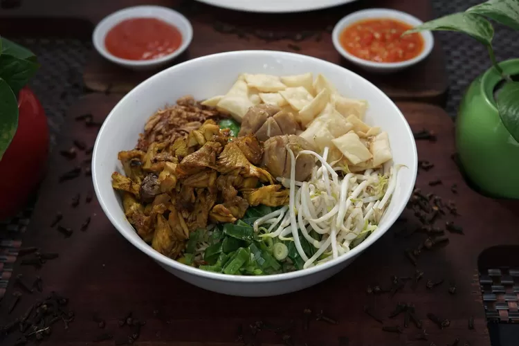 Mie Ayam Bangkalan, Spot Kulineran di Bogor yang Selalu Membludak, Bumbunya Khas dan Porsinya Melimpah!