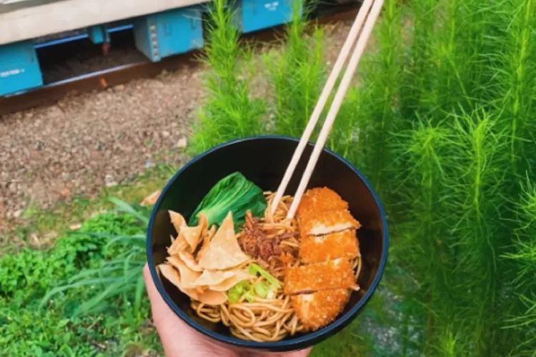 Bakmi Asmara, Tempat Kuliner Viral di Bogor Ini, Tawarkan Sajian dengan View Kereta Seperti di Vietnam