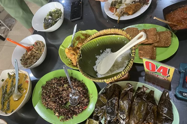 Tempat Ngeliwet di Rumah Pohon Sentul: Makan Sambil Menyaksikan Keindahan Alam