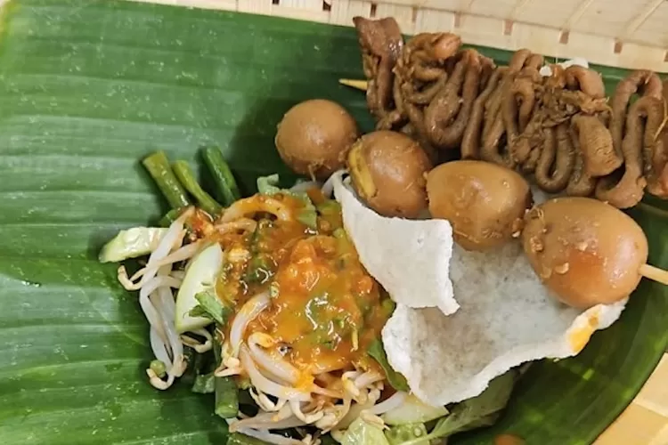 Tempat Makan Pecel Pincuk Daun Jati di Bogor Otentik Pecel Madiun yang Masih Jarang Diketahui